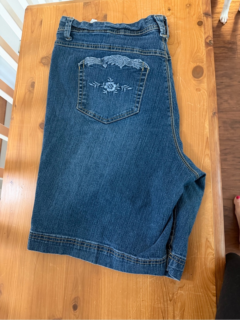 Gloria Vanderbilt Blue Denim Jeans with Embroidered Back Pocket